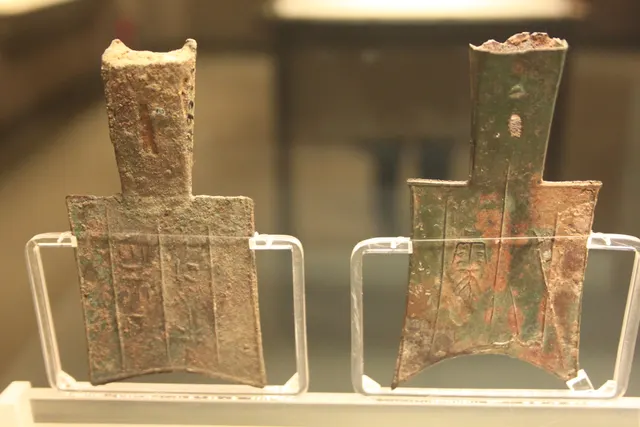 Bronze spade-shaped coins from Eastern Zhou China