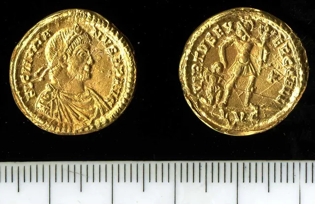 Electrotype copy of a Roman gold coin of the emperor Julian, both sides shown above a millimetre scale